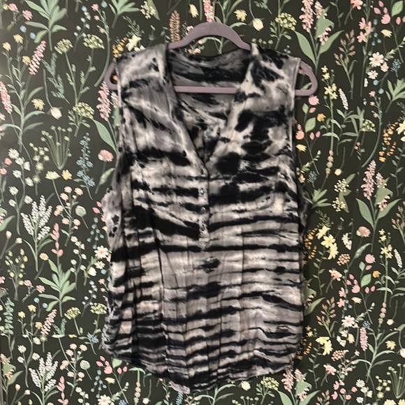 Torrid Black and White Buttoned Tank Top Blouse - Picture 2 of 4